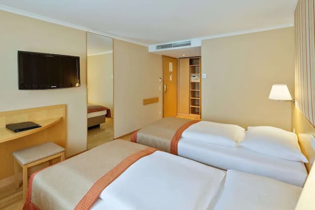 Austria Trend Hotel Ananas-Classic Twin Room, Bathtub-2