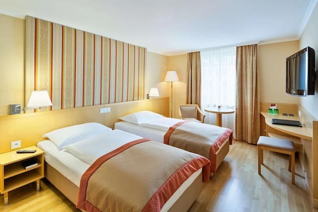 Austria Trend Hotel Ananas-Classic Twin Room, Bathtub-4