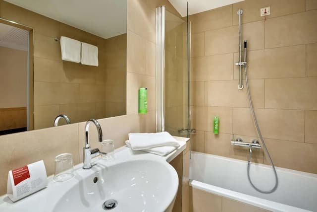 Austria Trend Hotel Ananas-Classic Twin Room, Bathtub-7