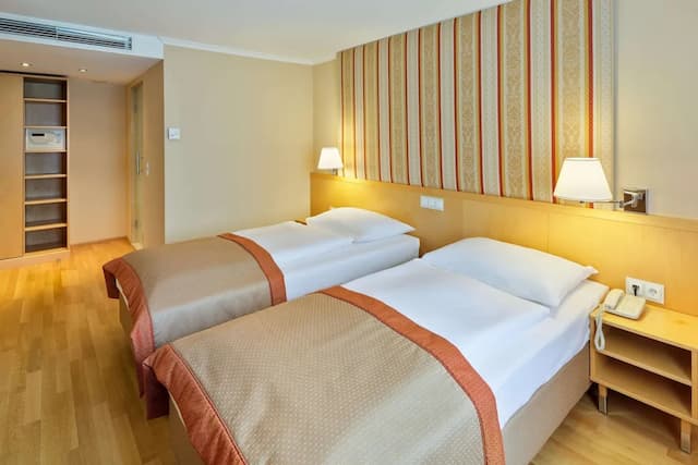 Austria Trend Hotel Ananas-Classic Twin with extra bed-4