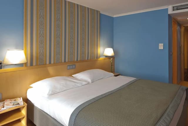 Austria Trend Hotel Ananas-Classic Twin Room Wheelchair Accessible-3