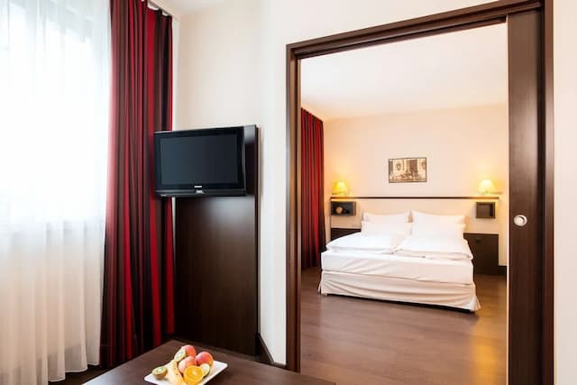 NH Wien City-Superior Room (Extra Bed 2 adults + 1 child)-1