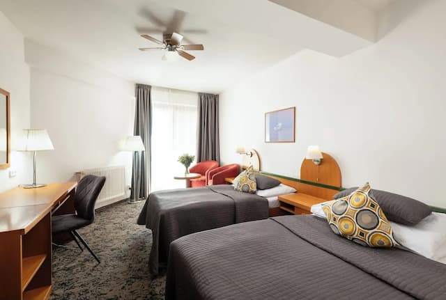 호텔 트로야-디럭스 트리플룸, 침대(여러 개), 발코니-1