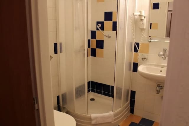 Gallery Hotel SIS-Standard Triple Room-4