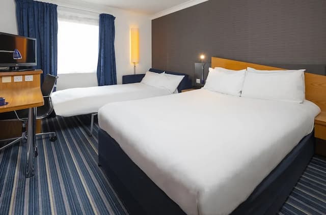 Holiday Inn Express London Wandsworth by IHG-Standard Room, 1 Double Bed with Sofa bed (with Free Hot Breakfast)-3