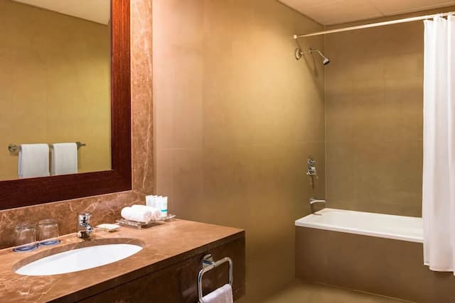 Four Points by Sheraton Sheikh Zayed Road, Dubai-华丽客房, 1 张特大床, 无烟房, 阳台-3