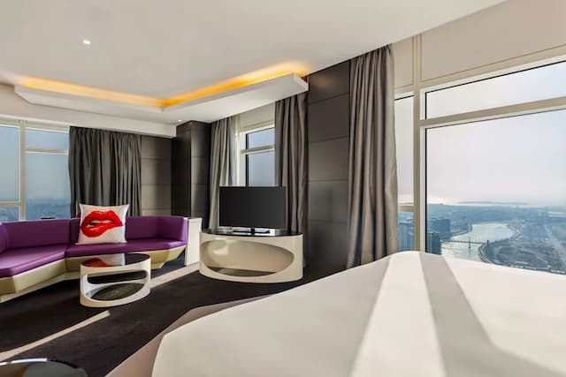 V ホテル ドバイ、キュリオ コレクション バイ ヒルトン-スイート キングベッド 1 台 (Vibrant Suite)-1