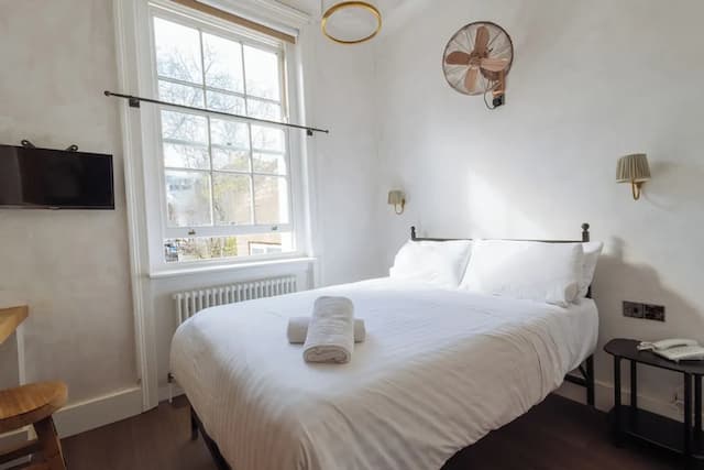 Central Hotel-Deluxe Double Room, Ensuite, Garden View (OASIS)-12