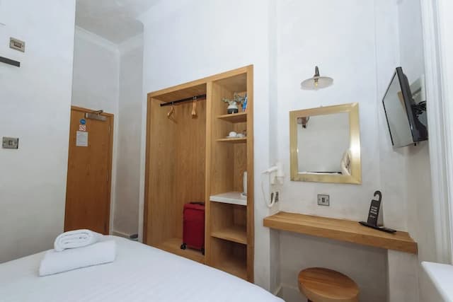 Central Hotel-Deluxe Double Room, Ensuite, Garden View (OASIS)-1