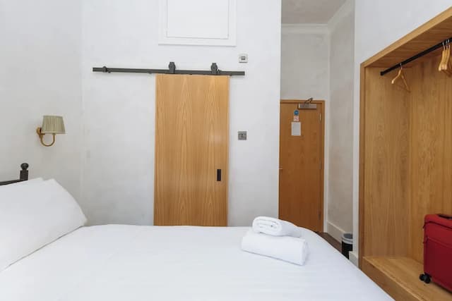 Central Hotel-Deluxe Double Room, Ensuite, Garden View (OASIS)-14