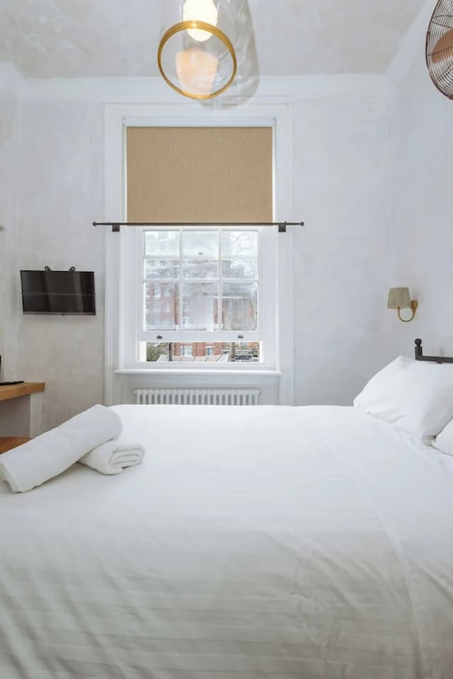 Central Hotel-Deluxe Double Room, Ensuite, Garden View (OASIS)-4