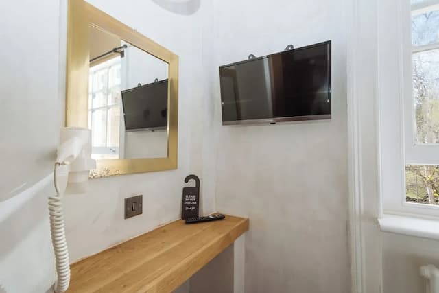 Central Hotel-Deluxe Double Room, Ensuite, Garden View (OASIS)-5