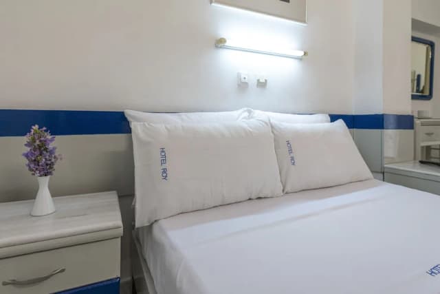 ROY Hotel-Standard Triple Room-5