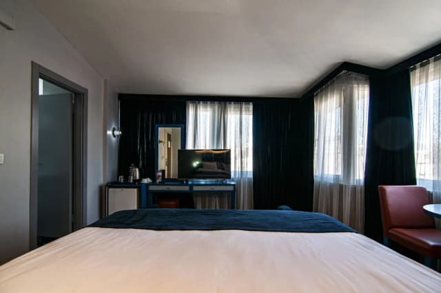 라피스 인 호텔 & 스파-Deluxe Room in Primary City Center Location-10