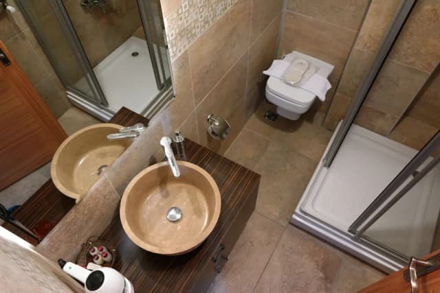 미트라 호텔-디럭스 트리플룸-3