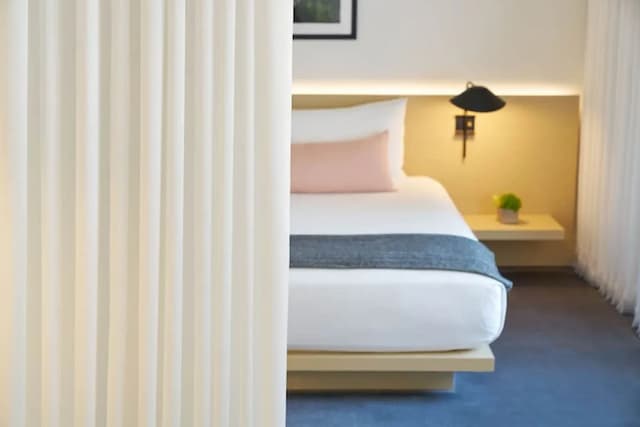 The Chicago Hotel Collection Ambassador Gold Coast-小型开间套房, 1 张特大床, 无障碍浴缸-1