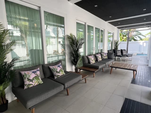 Hollywood Pool Villa Jomtien Pattaya-5-Bedroom Villa with Private Pool and Jacuzzi-12