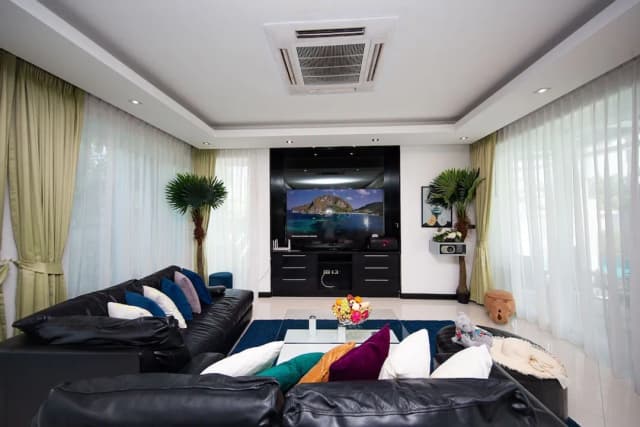 Hollywood Pool Villa Jomtien Pattaya-5-Bedroom Villa with Private Pool and Jacuzzi-10