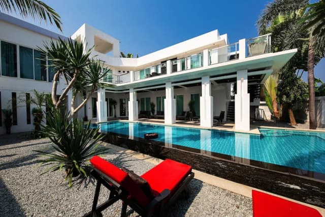 Hollywood Pool Villa Jomtien Pattaya-5-Bedroom Villa with Private Pool and Jacuzzi-3