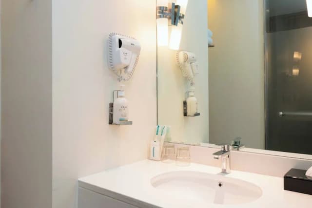 Holiday Inn Express Phuket Patong Beach Central by IHG-标准房, 1 张特大床, 无障碍 (Free Breakfast)-10