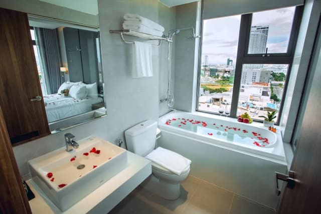 Glamour Hotel Da Nang-Glamour Riverfront Room-10