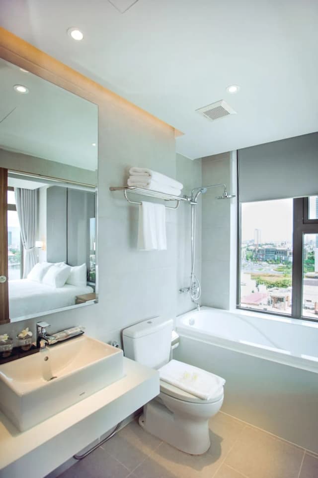 Glamour Hotel Da Nang-Glamour Riverfront Room-12