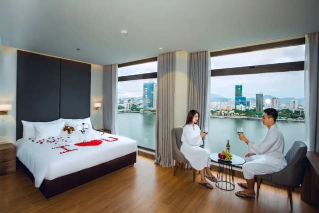 Glamour Hotel Da Nang-Glamour Riverfront Room-2