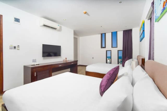 Golden Sun Hotel-Deluxe Family Room-4