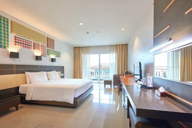 Welcome World Beachfront Resort-Deluxe Double - High Floor-1
