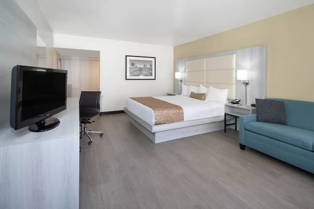 Ramada by Wyndham Burbank Airport-1 King Bed with Sofa bed, Non Smoking-3