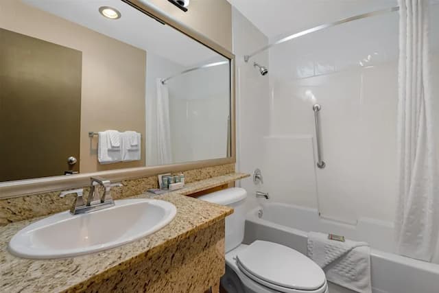 Best Western King George Inn & Suites-标准房, 1 张特大床, 无烟房, 池畔 (1st Floor;with Sofabed)-4