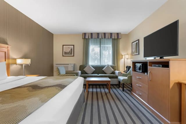 Best Western King George Inn & Suites-标准房, 1 张特大床, 无烟房, 池畔 (1st Floor;with Sofabed)-2