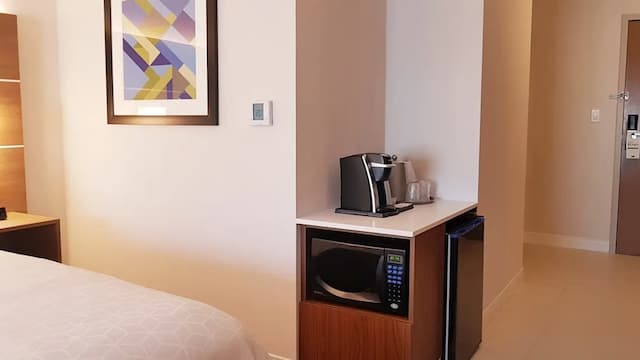 Holiday Inn Express & Suites Surrey by IHG-标准房, 1 张特大床, 无障碍-1