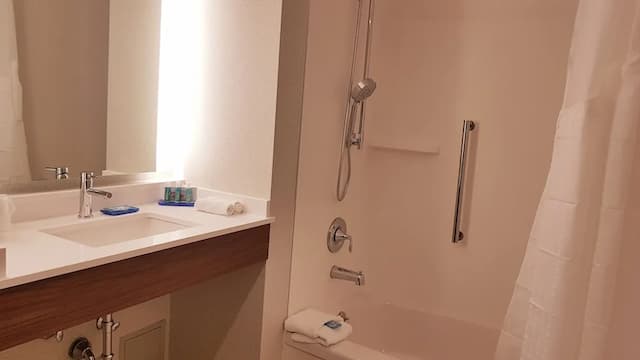 Holiday Inn Express & Suites Surrey by IHG-标准房, 1 张特大床, 无障碍-2