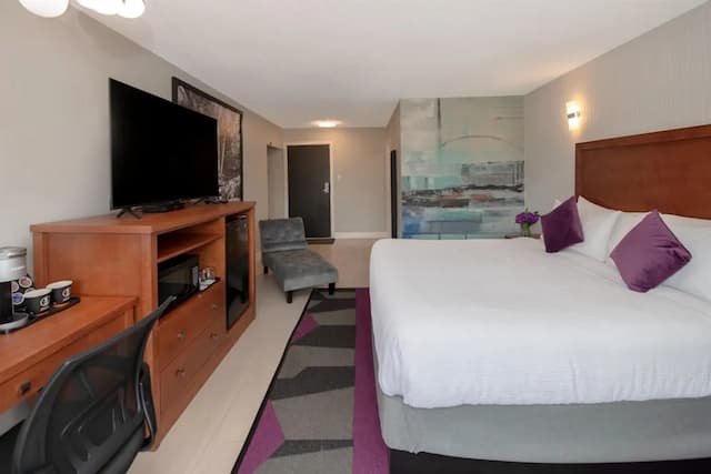 Coast Metro Vancouver Hotel-Room, 1 King Bed (Coast)-2