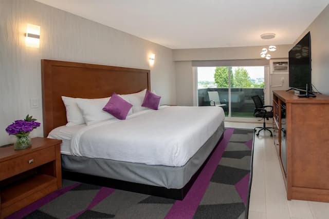 Coast Metro Vancouver Hotel-Room, 1 King Bed (Coast)-1