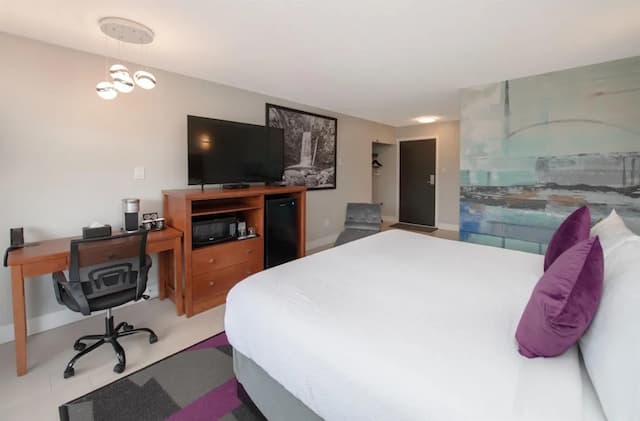 Coast Metro Vancouver Hotel-Room, 1 King Bed (Coast)-3