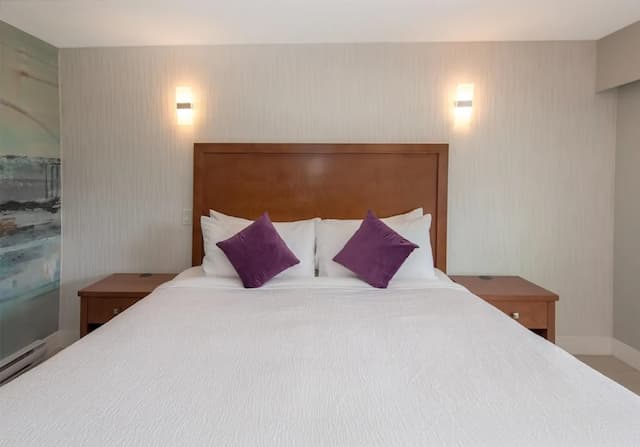 Coast Metro Vancouver Hotel-Room, 1 King Bed (Coast)-4