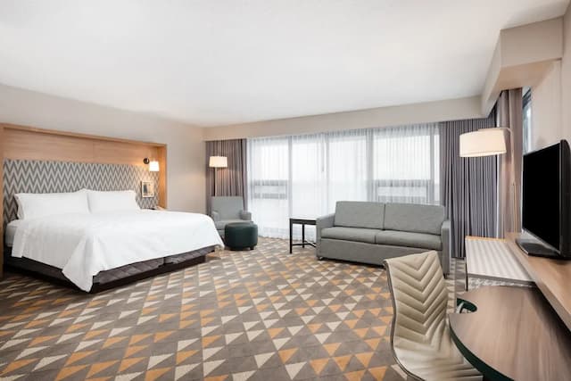 Holiday Inn Toronto Airport East by IHG-套房, 1 张特大床 (Additional Living Area)-2