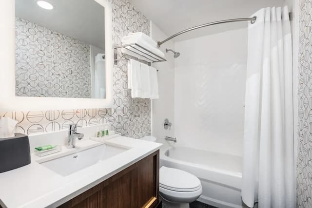 Holiday Inn Toronto Airport East by IHG-套房, 1 张特大床 (Additional Living Area)-11