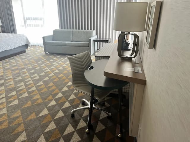 Holiday Inn Toronto Airport East by IHG-套房, 1 张特大床 (Additional Living Area)-7