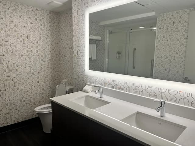 Holiday Inn Toronto Airport East by IHG-套房, 1 张特大床 (Additional Living Area)-12