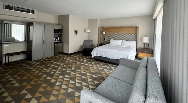 Holiday Inn Toronto Airport East by IHG-套房, 1 张特大床 (Additional Living Area)-5