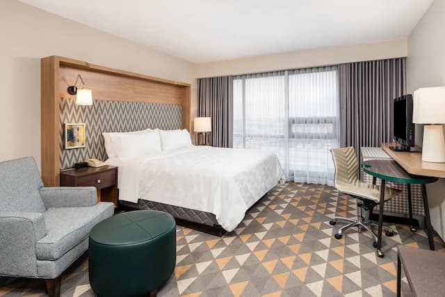 Holiday Inn Toronto Airport East by IHG-套房, 1 张特大床 (Additional Living Area)-1