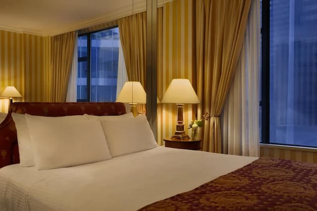 Executive Hotel Le Soleil-Suite, 1 Bedroom, Corner (One Queen Bed with Sofa Bed)-1