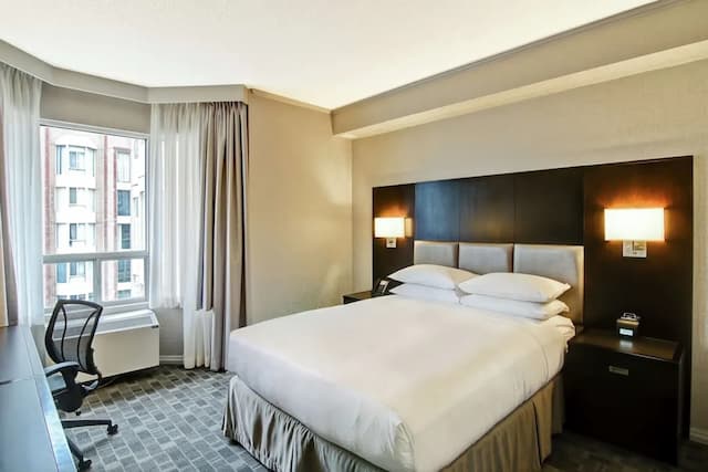 DoubleTree by Hilton Hotel Toronto Downtown-Room, 1 Queen Bed-3