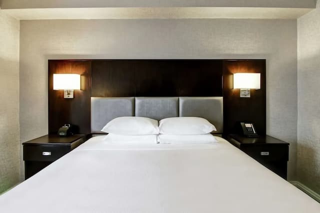 DoubleTree by Hilton Hotel Toronto Downtown-Room, 1 Queen Bed-4