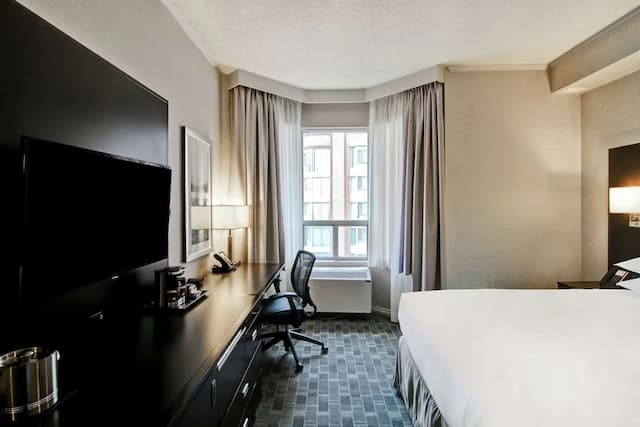 DoubleTree by Hilton Hotel Toronto Downtown-Room, 1 Queen Bed, Bathtub-1