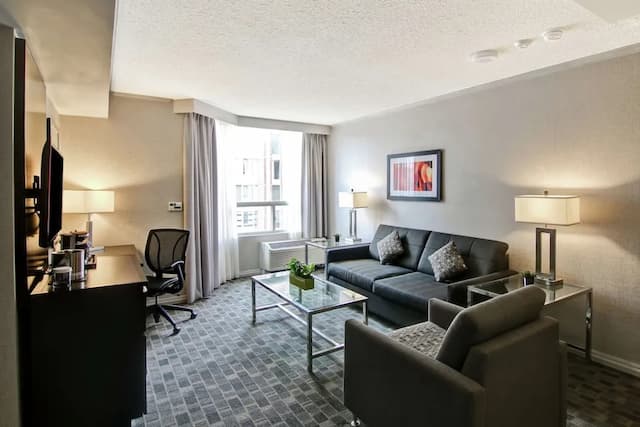 DoubleTree by Hilton Hotel Toronto Downtown-Deluxe Suite, 1 King Bed, Non Smoking, Kitchen-7