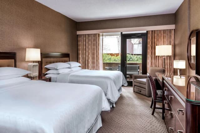 쉐라톤 센터 토론토 호텔-룸, 퀸사이즈침대 2개, 정원 전망-1